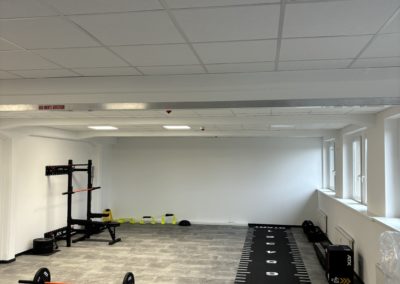 Trainingsräume mit einem Meterband, einer Hantel, einer Klimmzugstange vom Sport & Schmerz Campus