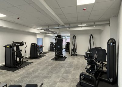 Trainingsraum mit diversen Sport-/Trainingsgeräten vom Sport & Schmerz Campus