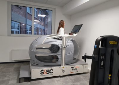 Sportlerin auf dem Laufband vom Sport & Schmerz Campus