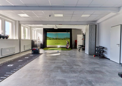 Trainingsraum mit Golfsimulator im Hintergrund vom Sport & Schmerz Campus